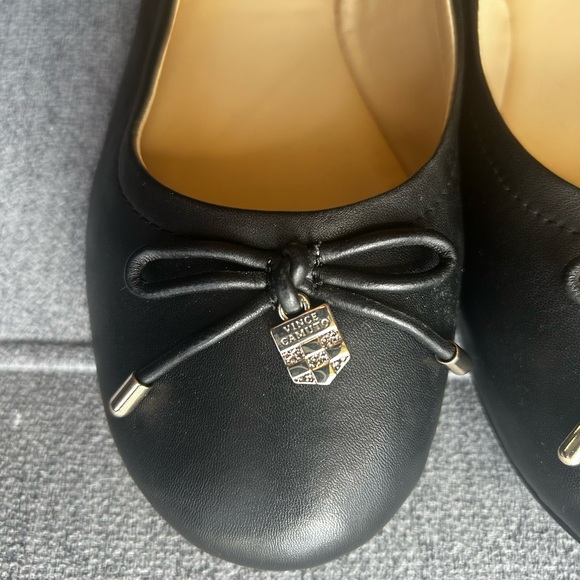 [EUC] Vince Camuto - Leather BALLERINA FLATS with embellishment - Size 9 - Black - Picture 3 of 5
